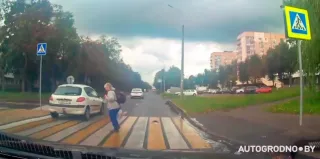 ГАИ установила автора опасного маневра на пешеходном переходе в Гродно. Его лишили прав 
