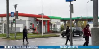 Переходите дорогу, уткнувшись в телефон? Вас могут снимать. ГАИ Гродно усилила контроль