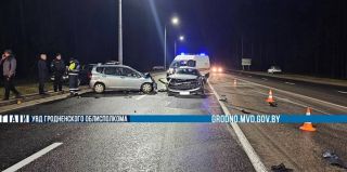 На Янки Купалы в Гродно водитель Peugeot выехал на встречку. Итог – столкнулись 3 авто, пострадали 2 человека
