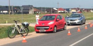 В Лиде водитель Peugeot не заметила на перекрестке женщину на электровелосипеде и совершила наезд