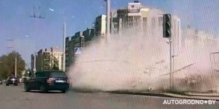 В Гродно стена здания упала в сторону проезжей части во время сноса. Официальный комментарий строителей