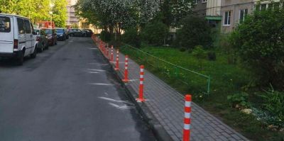 Как установить антипарковочные столбики во дворе, рассказали в ЖКХ