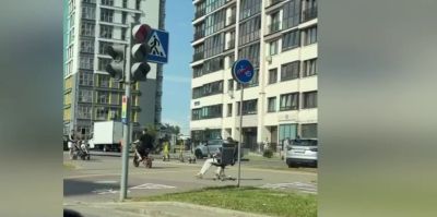 "Ууиииууу!" Водитель электромопеда прокатил приятеля на офисном кресле по улице