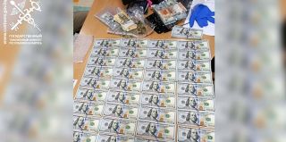 Парень хотел ввезти в Беларусь 40 тысяч долларов. Поэтому раздал их пассажирам своей легковушки. Итог – уголовное дело