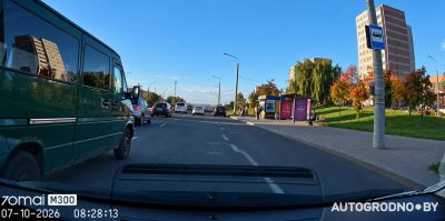 В Гродно водитель "буса" едва не спровоцировал ДТП на Магистральной: "Думал, если включил поворотник, значит 100% можно перестраиваться"