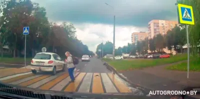 ГАИ установила автора опасного маневра на пешеходном переходе в Гродно. Его лишили прав 
