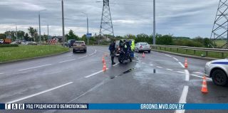 На кольце Тавлая водитель автомобиля не заметил мотоциклиста. Уходя от столкновения, тот "положил" мотоцикл