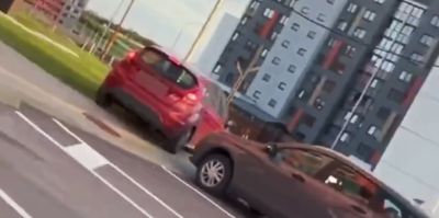 В Грандичах водитель Ford протаранил столб и уехал по тротуару, объезжая ремонт на кольце. Скорее всего, останется без прав