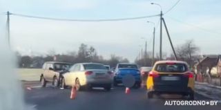 В марте на Грандичской в Гродно столкнулись 3 автомобиля. ГАИ ищет очевидцев
