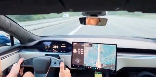 В Германии у Tesla лопнула шина на скорости около 300 км/ч. Видео из салона