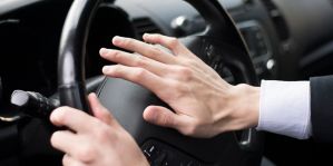 Проследовал за девушкой во двор, схватил за руку и ударил в голову. Таким увидел решение дорожного конфликта иностранец в Беларуси