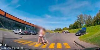 В Гродно девушки перепутали лежачий полицейский с пешеходным переходом. Тысячи зрителей решили так же