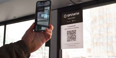 Оплата по QR-кодам не проходила – и кондуктор выгнала пассажиров без налички. Она права?