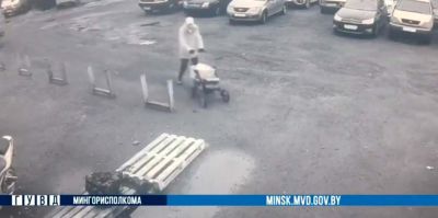 Кража недели в Беларуси: мужчина с коляской забрал с порога СТО чужую коробку передач