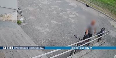 У мужчины под магазином увели велосипед. Камера видеонаблюдения зафиксировала момент кражи