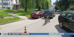 Во дворе на БЛК подросток на велосипеде выехал из-за припаркованных автомобилей и попал под Seat