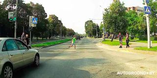 В Гродно пешеход резко вышел на красный перед автомобилями: вспоминаем особенность поэтапных переходов