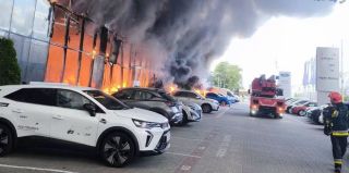 В Варшаве вспыхнул крупный пожар в автосалоне Ford