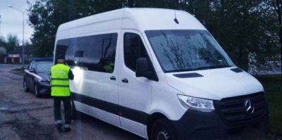 На М6 под Лидой транспортники остановили Mercedes. Оказался нерегулярщиком, но в реестре его не нашли. Что в итоге?