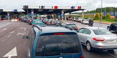 Почти 3 000 автомобилей стоят в очереди на границе в сторону Польши и Литвы: "Начался сезонный всплеск"
