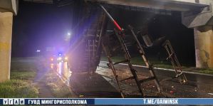 Самосвал с поднятым кузовом поехал под мост. Самосвал проехал, кузов – нет