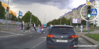 "И что это был за флешмоб?" 11 человек решили перейти дорогу на красный в Гродно