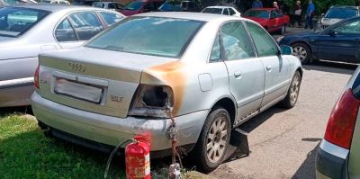 В Гродно на парковке внезапно загорелась Audi – очевидцы спасли автомобиль звонком в МЧС