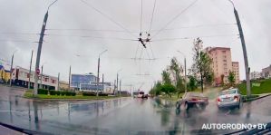"Медвежья услуга в Гродно": почему лучше не уступать дорогу автомобилю с других направлений? Видео
