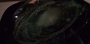Школьник сбрасывал с 7 этажа пакеты с водой. Один из них упал на автомобиль