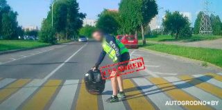 В Гродно райдер на моноколесе показал неприличный жест водителю и "топтался на месте" – реакция на требование о спешивании