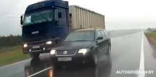 Неподалеку от Гродно водитель Passat начал затяжной обгон и никак не мог его завершить