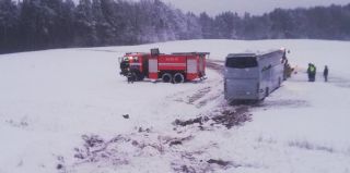 44 школьника из Волковыска поехали на экскурсию и оказались в кювете. Прокуратура потребовала привлечь виновных