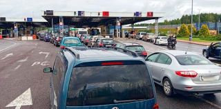 Почти 3 000 автомобилей стоят в очереди на границе в сторону Польши и Литвы: "Начался сезонный всплеск"
