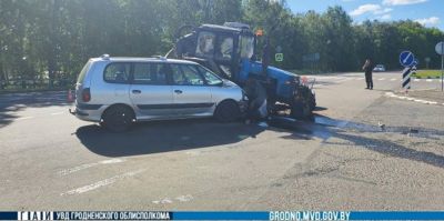 Трактор не пропустил Renault на перекрестке. В ДТП у Квасовки под Гродно пострадал ребенок