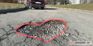 "Яме в виде сердца уже больше лет, чем многим детям в нашем дворе". Жители Тавлая просят помощи. Обновлено: ямы больше нет