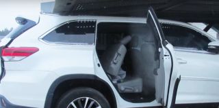 Вот почему водителю автовоза стоит тщательно осматривать все машины перед поездкой. Случай в "Котловке"