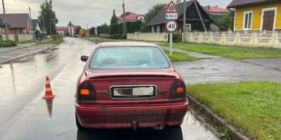В агрогородке под Щучином девочка решила перебежать дорогу прямо перед автомобилем. Ребенок в больнице
