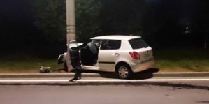 В Гродно 36-летний водитель "Шкоды" врезался в столб. Как это было