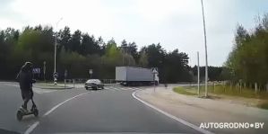 "Хотел остановить, но он не остановился": в Гродно самокатчик устроил хаос на кольце. Видео