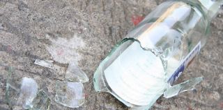 В Гродно пьяная женщина выбросила в окно бутылку и попала в припаркованный возле подъезда автомобиль