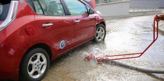 "На одну машину уходит 10 тонн воды". Как белорусские пожарные тушат загоревшийся электромобиль