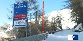 В Альпах белорус хотел проехать на бусе по лыжной трассе. Конечно, его остановили и дали штраф
