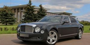 Женщина получила многотысячный штраф за продажу Bentley россиянину