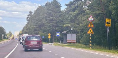 Из-за ремонта дороги у Юбилейного озера в Гродно образовались заторы. Движение регулируют временные светофоры