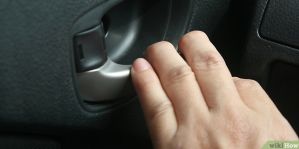 В Гродно мужчина проснулся в салоне запертого авто: "Людей нет, денег нет..." Позвонил в милицию
