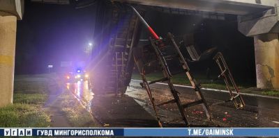 Самосвал с поднятым кузовом поехал под мост. Самосвал проехал, кузов – нет