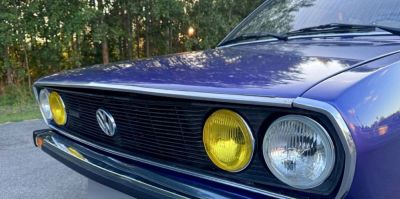 Белорус ездит на отцовском VW Passat 1974 года выпуска и говорит, что авто движется в потоке не хуже современных моделей