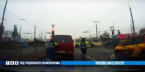 На кольце филармонии из-за севшего аккумулятора застрял бус. Два инспектора ловко убрали его с дороги. Видео