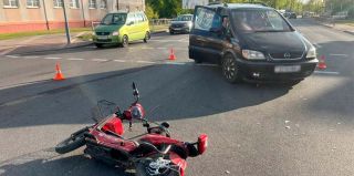 В Лиде скутерист поехал по пешеходному переходу и попал под автомобиль