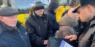 В Лиде все школьные автобусы собрали на одной парковке и устроили большую проверку техники и водителей